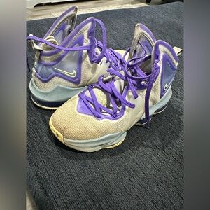 19 Lebron High-Top Sneakers